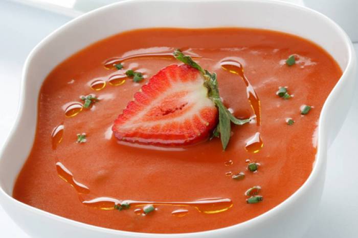 receta de gazpacho de tomate y fresa a la albahaca
