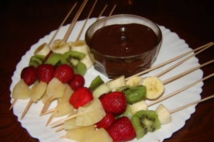 Fondue de chocolate con brochetas de fruta y menta - EROSKI
