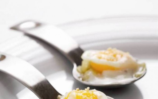 Huevos de codorniz escaldados con cebolla y cremoso de queso de cabra