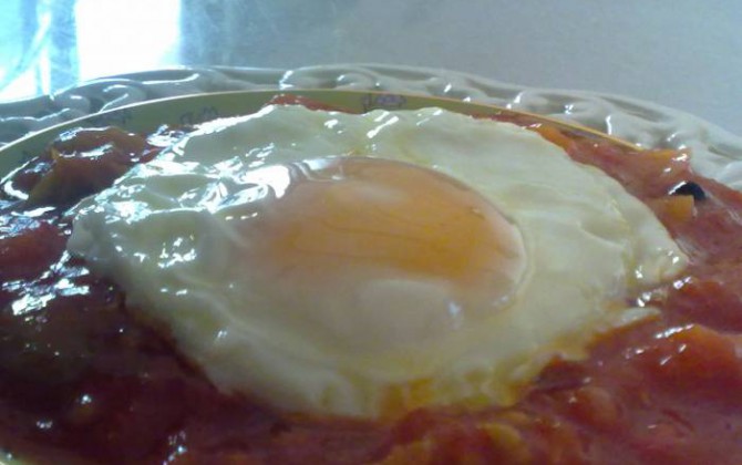 huevo frito con tomate