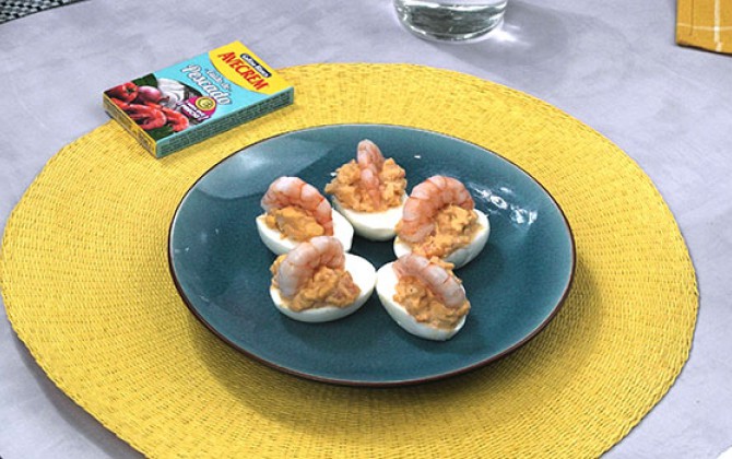Bodegón con producto huevos rellenos de marisco 