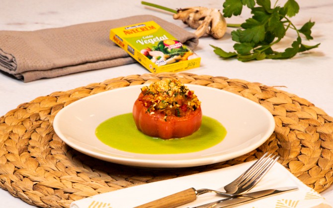 Emplatado tomates rellenos de verduras con producto