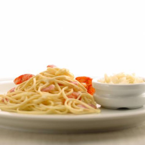 Espaguetis con bacón y gambas