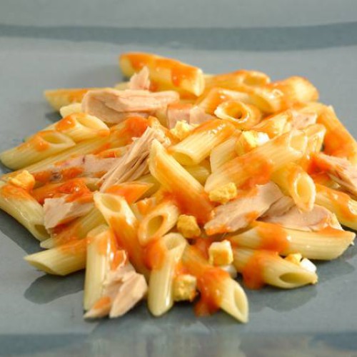 Macarrones con atún, tomate y bechamel