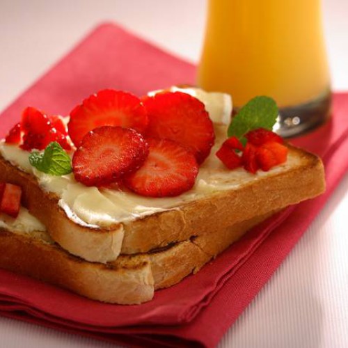 Tostadas de queso y fresas