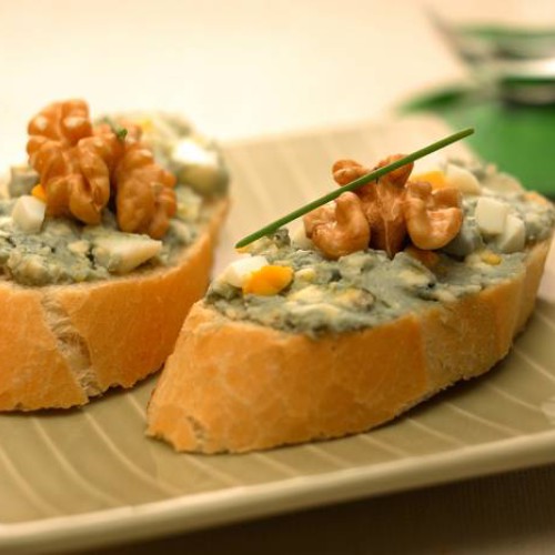 Montaditos de queso azul