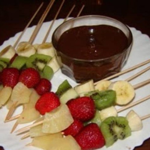 brochetas de fruta con fondue de chocolate a la leche condensada