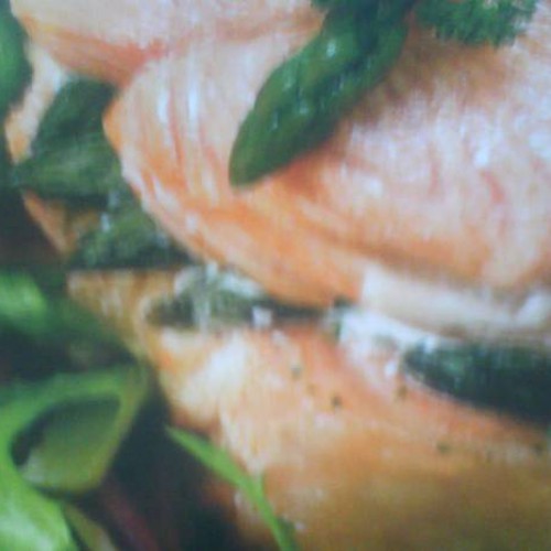 salmón plancha con guarnición de espárragos trigueros