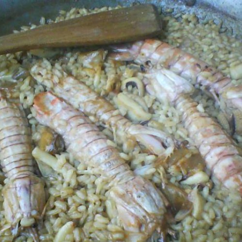 Paella de arroz con galeras