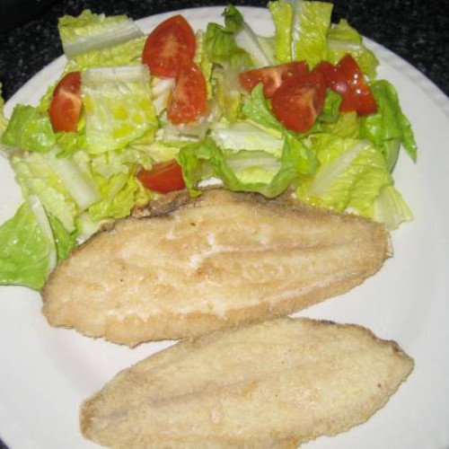 lenguados fritos con ensalada