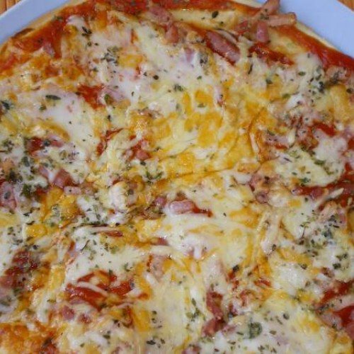 pizza con bacon a los cuatro quesos