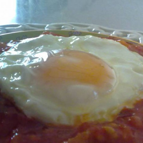 huevo frito con tomate