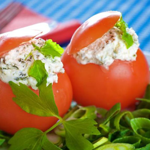 Tomates rellenos de queso y rúcula