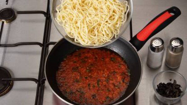 Una vez cocido el tomate, mézclalo con los espaguetis y las aceitunas.  Remueve bien y rectifica de sazón. Sirve.