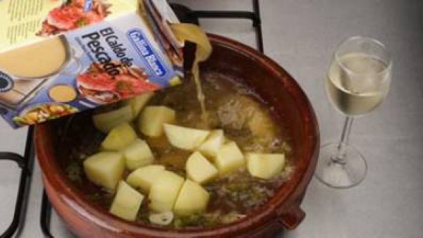 Pon a rehogar el sofrito de cebolla junto con los ajos laminados y el pimiento troceado.