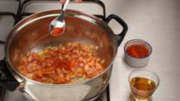 Pon en un cazo tres cucharadas de aceite de oliva. Incorpora el sofrito de tomate y cebolla y una hojita de laurel. Añade el coñac y deja evaporar.