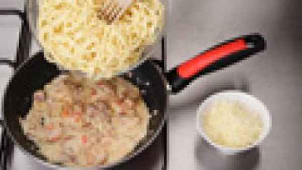 Deja que los sabores de la salsa se mezclen a fuego lento durante unos 3 minutos. Incorpora los espaguetis y deja que se caliente todo junto. Sirve acompañado de queso manchego rallado.