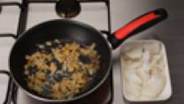 En una cazuela con mantequilla dora 150 gr. de sofrito de cebolla. Rehoga la harina y echa el bacalao, bien desmenuzado, deja cocer  2-4 minutos.