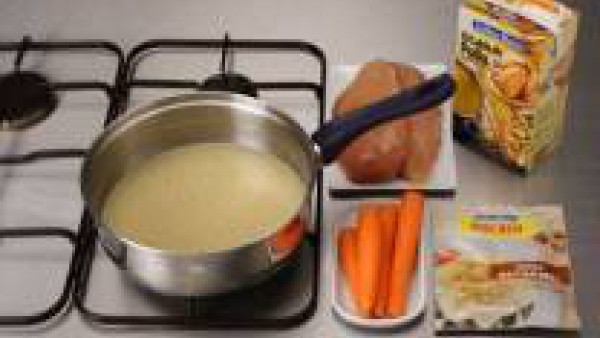 En una olla, hierve el pollo y las zanahorias con el caldo. Mientras se cuece, prepara en un momento Mi Salsa Bechamel con la leche y la nuez moscada, según las instrucciones del envase.