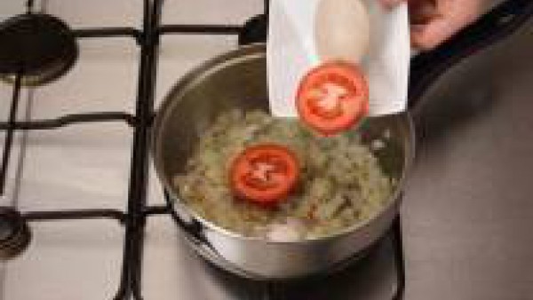 Fríe la cebolla muy picada. Cuando esté casi dorada, añade el tomate partido y deja freír bien.