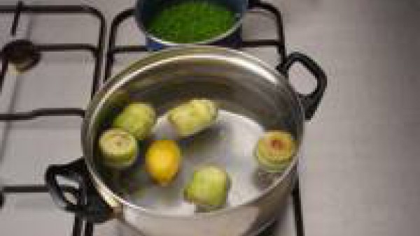 Cuece las alcachofas con una pastilla de Avecrem Verduras -30% de Sal.  Trocear la cebolla, el ajo y el jamón, mientras escurren las alcachofas.  En una sartén con el fondo cubierto de aceite de oliva