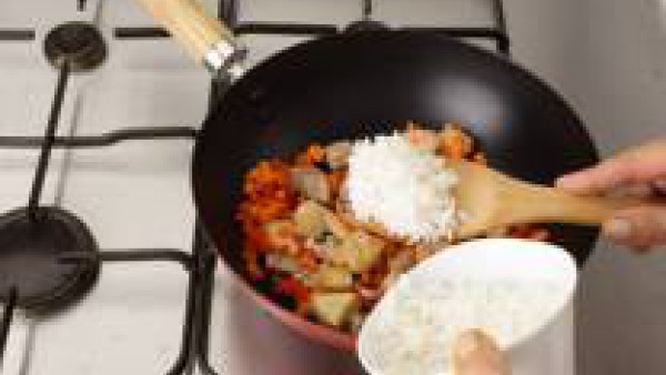 Añade el arroz ya cocido, la pimienta y el aceite de sésamo. Sazona todo con Avecrem. Mézclalo unos 3 minutos. Retira del fuego y sirve.