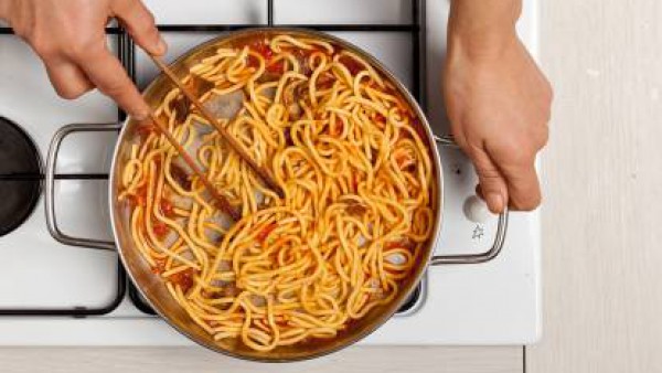 Cómo preparar Espaguetis con jamón y setas. Paso 3