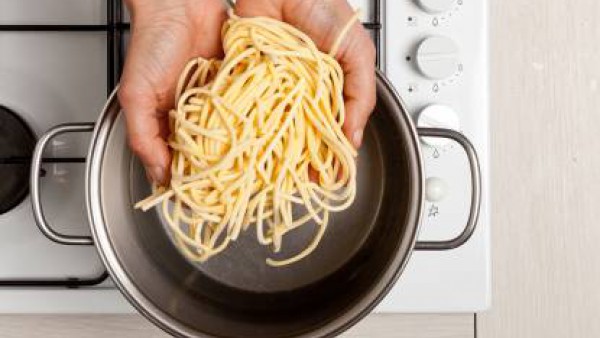 Cómo preparar Espaguetis con jamón y setas. Paso 2