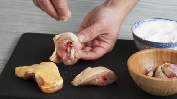 Pon los trocitos de pollo en una cacerola con aceite de oliva, dos dientes de ajo sin pelar c(on una ligera incisión en ellos) y el orégano.  Deja que se vaya haciendo hasta que se dore ligeramente.