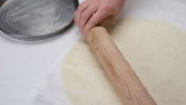 Para hacer la masa de la quiche, coloca la harina en un bol y añade la mantequilla cortada a cubos pequeños. A continuación, trabaja el conjunto con la yema de los dedos desmigando hasta que la mezcla
