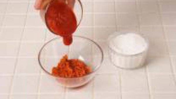 Calienta en el microondas unos segundos la sobrasada y mézclala con el Tomate Frito Gallina Blanca y el azúcar.