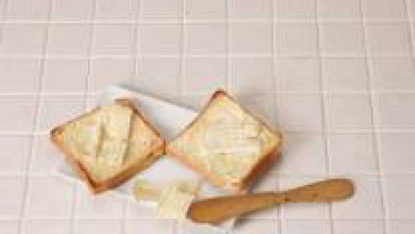 Cubre con el queso brie el pan tostado.