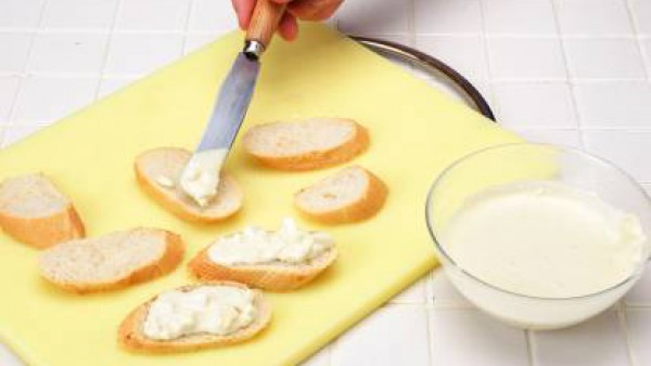 Elabora una crema con el queso, el Avecrem y la nata. Extiende sobre el pan.