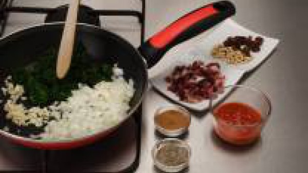 Rehogar las espinacas, la cebolla y el ajo y dejar que reduzcan. Agregar el Tomate Frito Gallina Blanca, los piñones, las pasas, el jamón y remover bien. Sazonar con canela y pimienta.