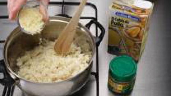 Rehoga el arroz en 3 cucharadas de aceite con el Avecrem. Incorpora el caldo y cuece más o menos unos 14 minutos, o hasta que se absorba el caldo. Añade el queso rallado y remueve.