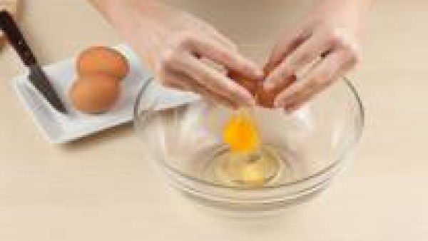 En un bol, bate los huevos con la nata y añade la pastilla de Avecrem desmenuzada.