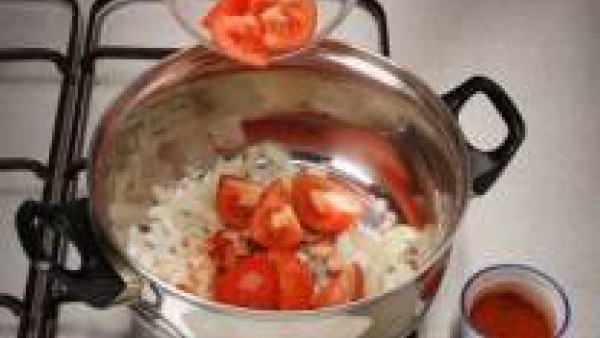 Calienta el aceite en una cazuela, la cebolla picada, el tomate troceado y añade el pimentón dulce. Se puede sustituir la cebolla y el tomate por el Sofrito de Tomate y Cebolla Gallina Blanca.