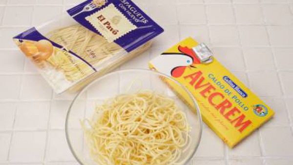 Hierve los espaguetis en abundante agua y con la pastilla de Avecrem Caldo de Pollo. Escúrrelos, riega con un chorrito de aceite y reserva.