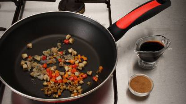 Saltea el Sofrito de Tomate y Verduras y los champiñones a trocitos. Agrega la salsa de soja y la canela. Mezcla con la pasta y sirve caliente.