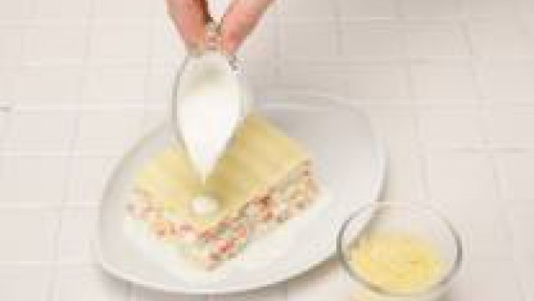 vierte la nata líquida por encima y espolvorea con el resto del queso rallado. Pon la mantequilla a trocitos por encima y gratina.