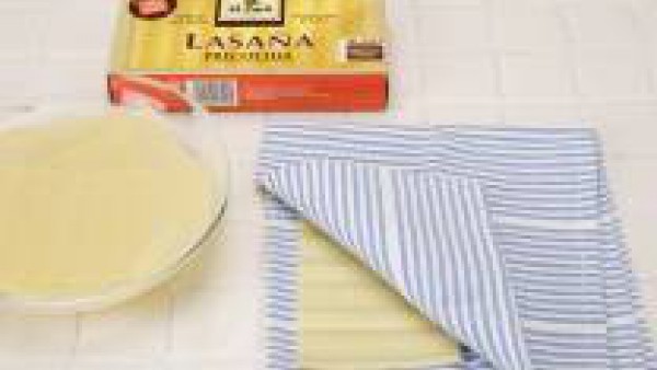 Pon en remojo la Lasaña Fácil El Pavo, tal como indica el fabricante. Seca sobre papel de cocina.