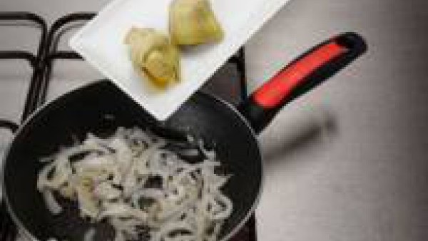 Fríe la cebolla y el ajo en aceite e incorpora las alcachofas.