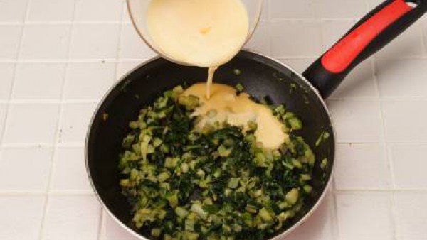 Mezcla los huevos con la nata y las verduras rehogadas.
