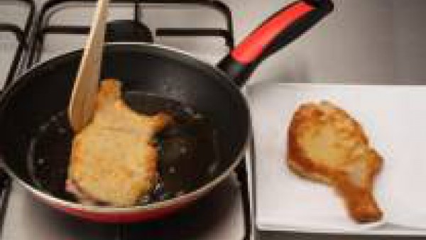 Rehoga el bote de sofrito, sofríe durante 5 min. y  tritura para confeccionar una salsa. <br /> Fríe las chuletas en aceite caliente y sirve con la salsa.