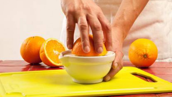 Exprime el zumo de dos naranjas y viértelo en un cazo junto con el fondo de cocción. Disuelve en él la maicena, el azúcar y el Avecrem Carne -30% de Sal desmenuzado. Deja cocer hasta que espese.