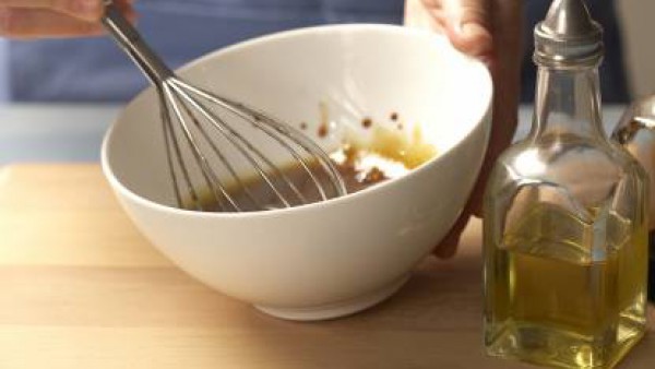 Preparar la vinagreta en un bol mezclando todos los ingredientes, todo sazonado con Avecrem Caldo de Pollo, hasta que queden bien integrados.