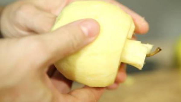 Pelar las manzanas, partirlas por la mitad, retirarles el corazón y cortarlas en láminas. Hervir las remolachas en Caldo Casero de Verduras 100% Natural para que queden más sabrosas, escurrirlas y cor