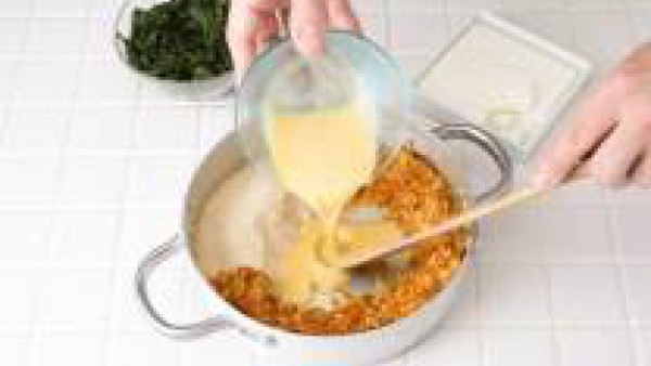 Saltea el sofrito de cebolla hasta que esté bien dorada. Añade a los huevos batidos e incorpora el pan rallado y el puré de patatas. Sazona con Avecrem y mezcla bien.