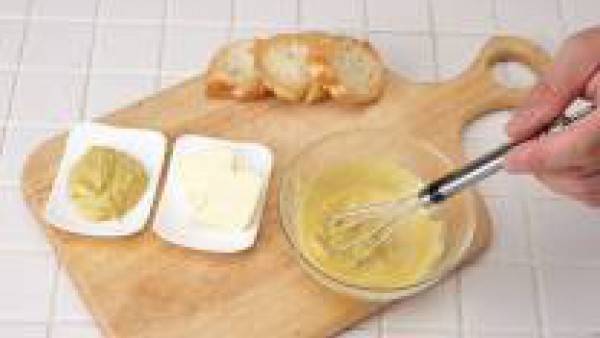Pon la mantequilla, previamente templada, en un cuenco y bate junto con la mostaza. 