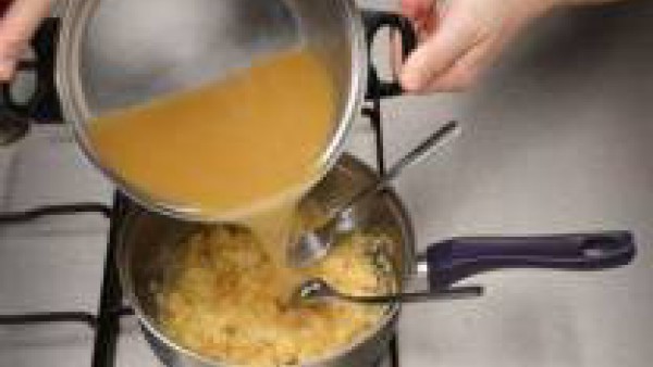 Mezcla bien la miga del pan con el queso parmesano. Después añade los huevos batidos y sigue mezclando.